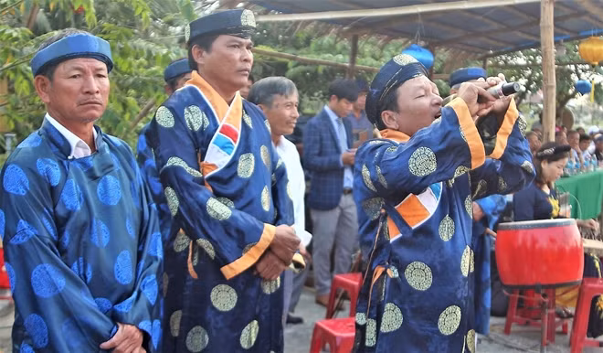 Các cao niên tế lễ cầu bông