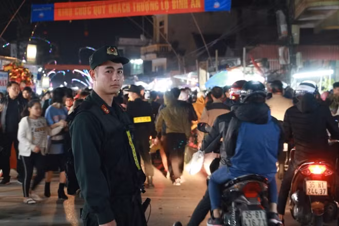 Sự có mặt của những chiến sĩ cơ động giúp người dân đi chợ Viềng thêm yên tâm về trật tự...