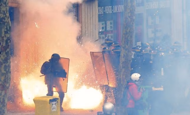 Paris liên tục chứng kiến nhiều cuộc biểu tình chuyển thành bạo động trong thời gian gần đây. Ảnh: Reuters.