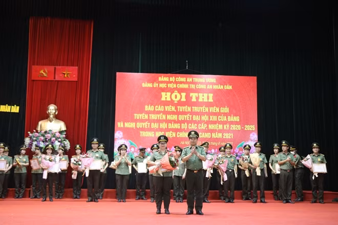 Trung tướng Trần Vi Dân, Giám đốc Học viện Chính trị CAND trao thưởng cho thí sinh đoạt giải đặc biệt cuộc thi