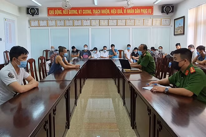 Các đối tượng trong đường dây cá độ bóng đá qua mạng bị Cảnh sát hình sự Công an tỉnh Thừa Thiên-Huế bắt giữ.