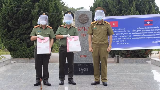 Lễ tiếp nhận diễn ra ngay tại cột mốc biên giới.