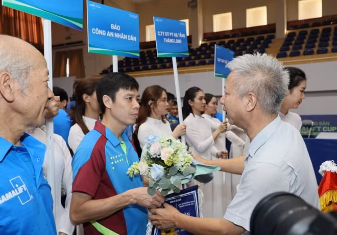 Ban Tổ chức tặng hoa và cờ các đội tham dự giải.