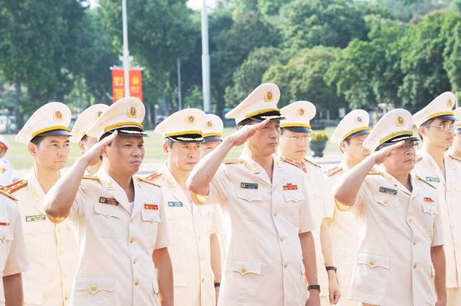 Đoàn đại biểu Đảng ủy Công an Trung ương, Bộ Công an dành phút tưởng niệm bày tỏ lòng thành kính, tưởng nhớ công lao to lớn của Chủ tịch Hồ Chí Minh.