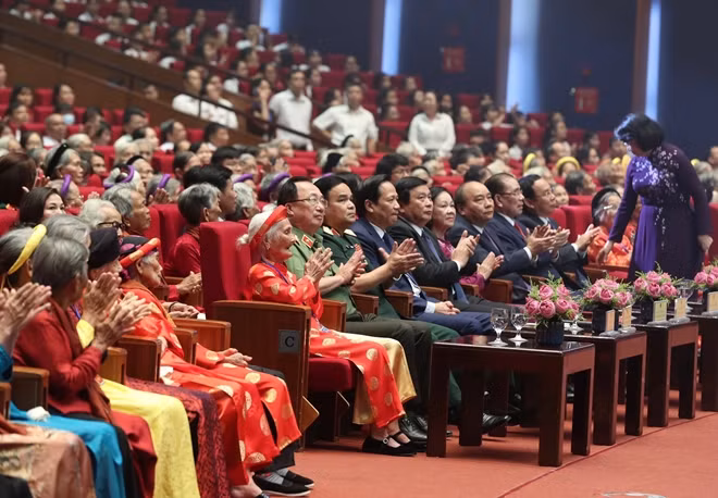 Các đại biểu tại Chương trình Gặp mặt đoàn đại biểu các Bà mẹ Việt Nam anh hùng.