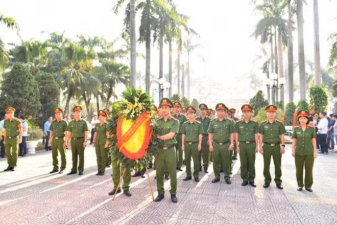 Đoàn Cục Cảnh sát điều tra tội phạm về ma túy dâng hoa, dâng hương tưởng nhớ và tri ân các anh hùng, liệt sĩ.