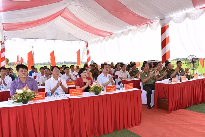 Các đại biểu dự lễ khởi công.