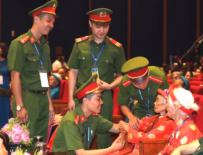 Cán bộ chiến sĩ thăm hỏi, trò chuyện cùng các Mẹ Việt Nam anh hùng tại buổi Gặp mặt .