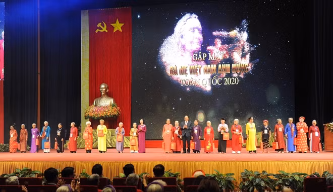 Thủ tướng Nguyễn Xuân Phúc, Trưởng Ban Dân vận Trương Thị Mai tặng quà cho các Mẹ Việt Nam anh hùng tại buổi Gặp mặt.