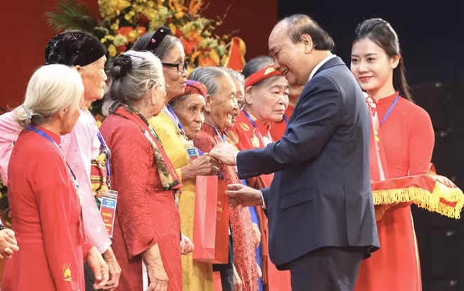 Thủ tướng Nguyễn Xuân Phúc kính tặng quà cho các Mẹ Việt Nam anh hùng tại buổi Gặp mặt.