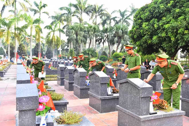 Đoàn viên, thanh niên Cục Cảnh sát điều tra tội phạm ma túy thắp hương tại các phần mộ.