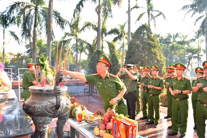 Đại tá Vũ Văn Hậu, Phó Cục trưởng thắp nén hương thơm tưởng nhớ anh linh các anh hùng, liệt sĩ.