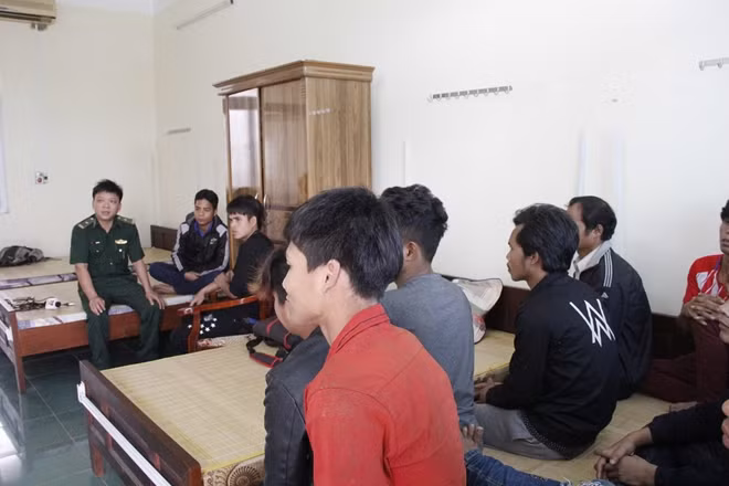 Một số thanh niên xã A Vao và Tà Rụt được giải cứu khỏi các hầm vàng ở Phước Sơn, Quảng Nam.