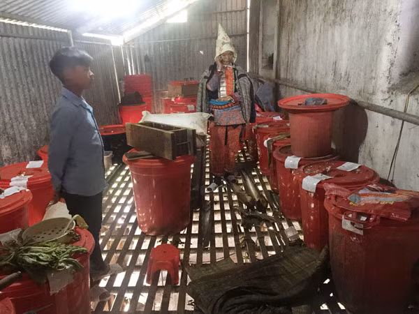 Cơ sở nấu rượu của Phùng Thị Hương mất vệ sinh nghiêm trọng.