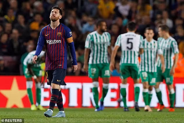 Ngày trở lại không trọn vẹn của Messi dù anh đã lập 1 cú đúp. Ngày trở lại không trọn vẹn của Messi dù anh đã lập 1 cú đúp.