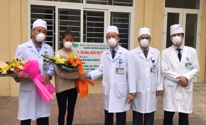 Nguyễn Thu Trang được các bác sĩ Bệnh viện Đa khoa Thanh Hóa tặng hoa khi xuất viện sáng 3-2.