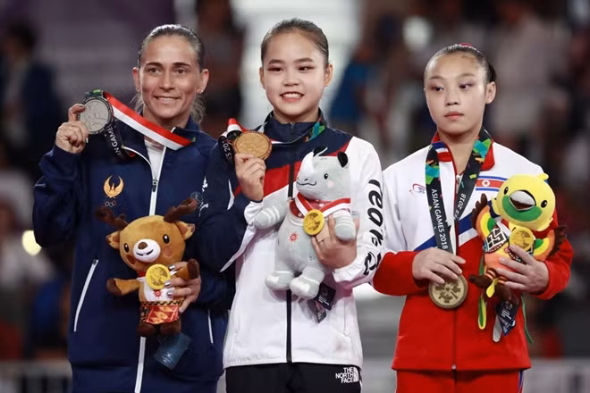 Oksana Chusovitina vẫn thi đấu đỉnh cao dù đã ở tuổi ngoài 40. Ảnh: AP