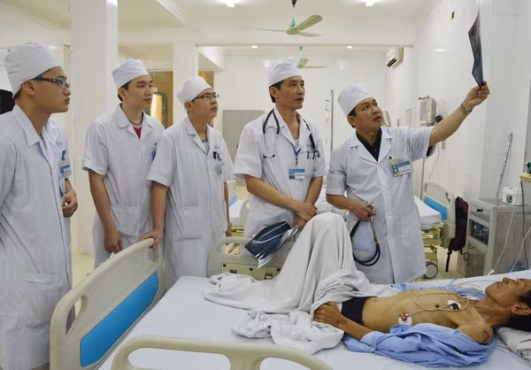 Đại tá, PGS,TS Diêm Đăng Thanh trực tiếp khám, điều trị cho bệnh nhân.