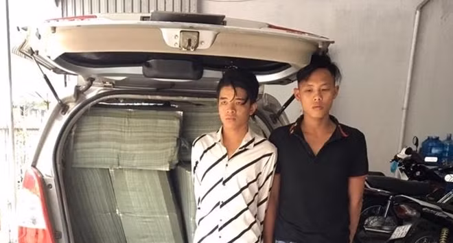 Một số đối tượng vận chuyển thuốc lá lậu bị bắt quả tang.