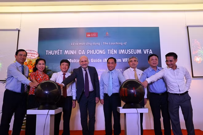 Các đại biểu nhấn nút khai trương ứng dụng iMuseum VFA