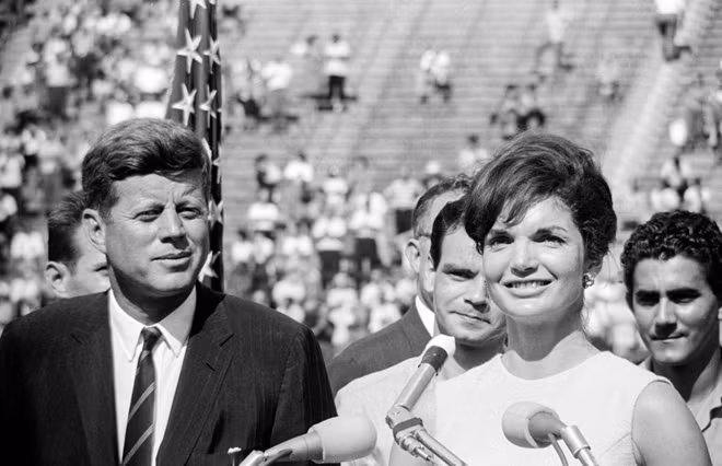 Tổng thống John F. Kennedy và đệ nhất phu nhân Jacqueline Kennedy đón các cựu binh (thua trận) tại Orange Bowl (Miami, Florida) vào tháng 12 năm 1962. Ảnh nguồn: Flip Schulke/Getty Images.