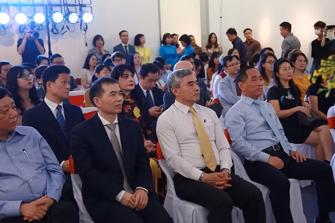 Các đại biểu tại buổi lễ.
