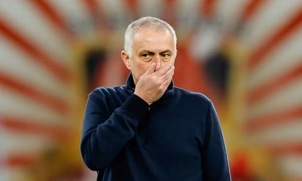 Jose Mourinho phải xin lỗi vì tổ chức tập luyện giữa mùa dịch. Ảnh: Getty Image.