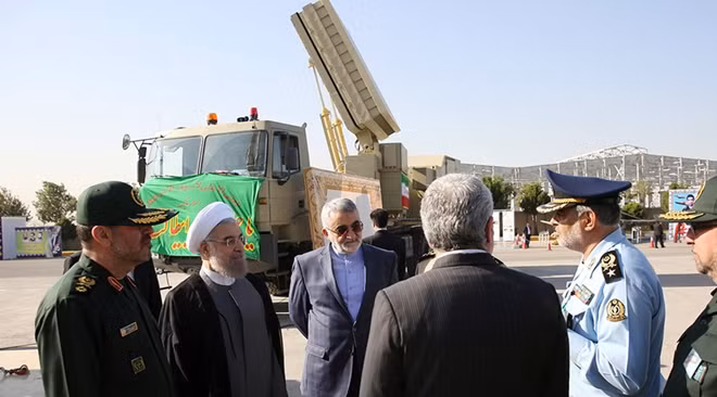 Bộ trưởng Quốc phòng Iran Hossein Dehghan (ngoài cùng bên trái)Tổng thống Iran Hassan Rouhani (thứ 2 từ trái sang) trong triển lãm công bố hệ thống phòng không Bavar-373. Ảnh: Reuters.