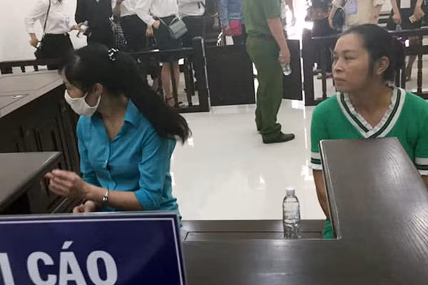 Chị em siêu lừa Hường và Sơn tại phiên tòa.