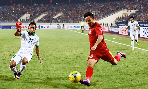 Hàng thủ Indonesia đang đối phó vất vả với các tình huống đánh biên tốc độ của tuyển Việt Nam. Ảnh: VNE.