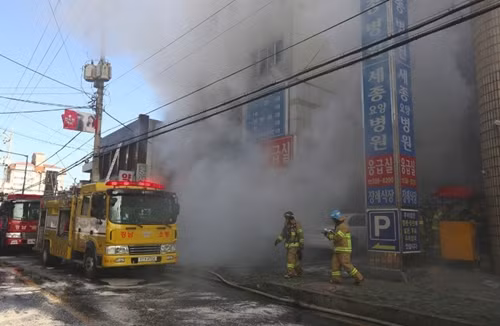 Lính cứu hỏa Hàn Quốc tại hiện trường vụ cháy ở Miryang.