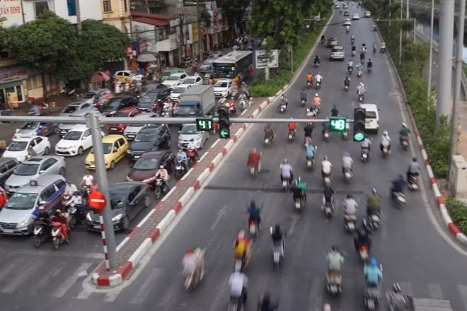 Dải phân cách bằng bê tông và vỉa hè được xen đi trước đây được thay bằng cây xanh...