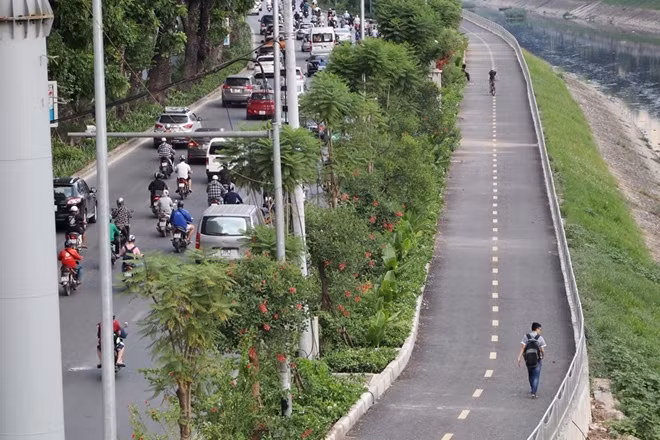 Trong khi làn đường mới dành hiệu cho người đi bộ và xe đạp trở thành một địa điểm tập thể dục và vui chơi mới của người dân sống gần đường Láng cũng như toàn thành phố.