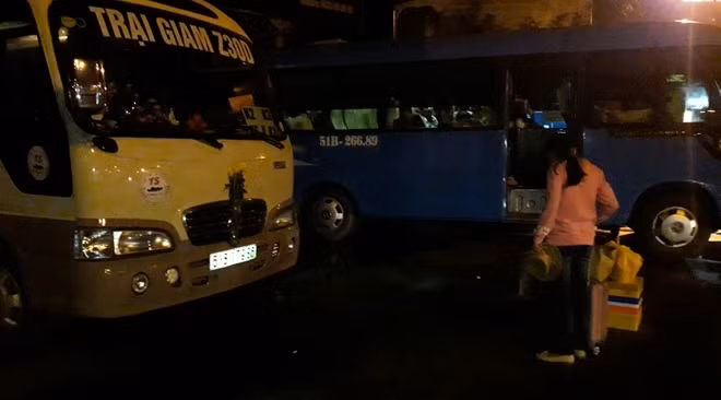Những chuyến xe ân tình thăm nuôi phạm nhân.
