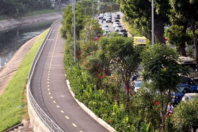 Bên cạnh đó sau khi cải tạo một làn đường chạy dọc ven sông Tô Lịch dành riêng cho người đi bộ, đi xe đạp cũng được hình thành cạnh đường Láng.