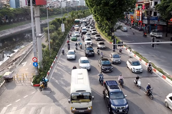 Đường Láng ven bờ sông Tô Lịch thay đổi hoàn toàn diện mạo sau khi cải tạo.