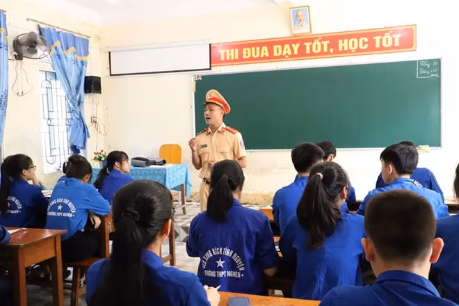 Thượng úy Trần Anh Đức tuyên truyền pháp luật giao thông tại Trường Trung học phổ thông Nghèn, huyện Can Lộc, tỉnh Hà Tĩnh.