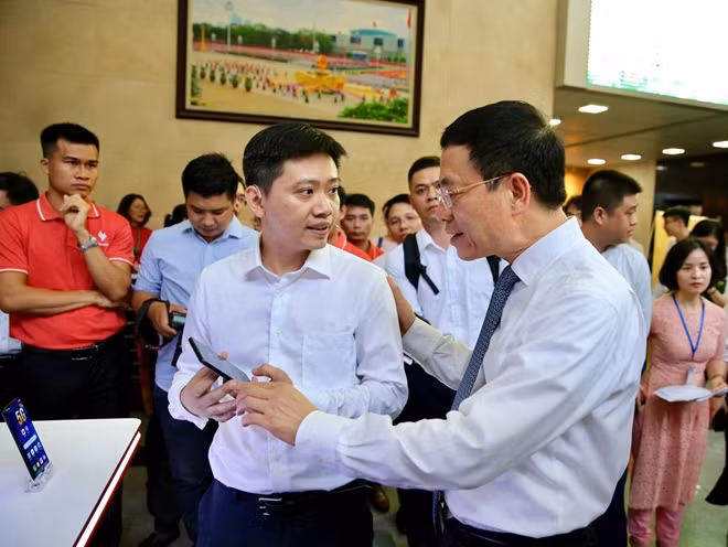 Bộ trưởng Bộ Thông tin và Truyền thông Nguyễn Mạnh Hùng thăm quan khu trải nghiệm Vsmart Aris 5G tại Sự kiện Sơ kết 6 tháng đầu năm của bộ TT&TT ngày 6/7.