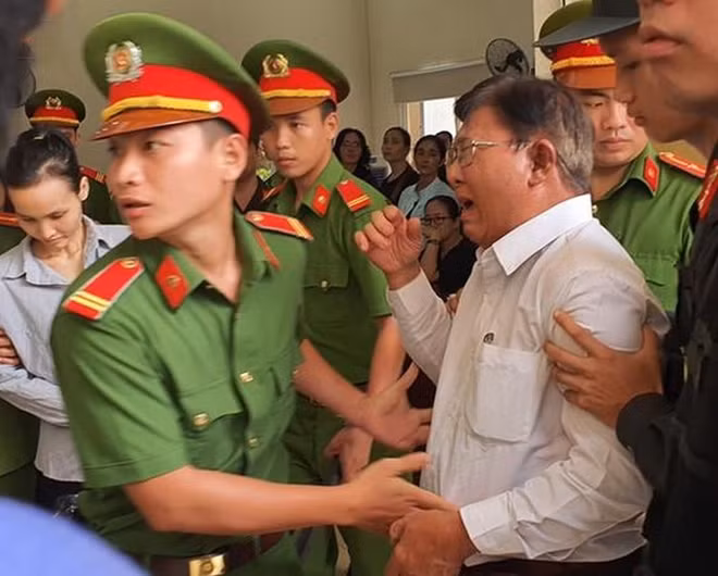 Ông Phạm Cường khóc khi nghe tòa tuyên án tử hình con gái.