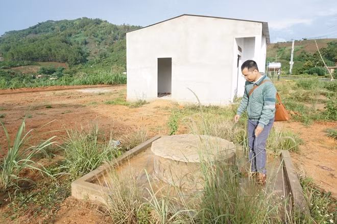 Giếng nước, bồn chứa đã được xây dựng nhưng người dân luôn phải sống trong cảnh thiếu nước sinh hoạt.