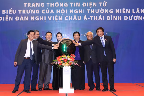Chủ tịch Quốc hội Nguyễn Thị Kim Ngân và các đại biểu thực hiện nghi lễ khai trương trang thông tin. Ảnh: TTXVN