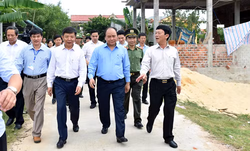 Thủ tướng thị sát xã nông thôn mới Đức Trạch. Ảnh: Nhật Bắc