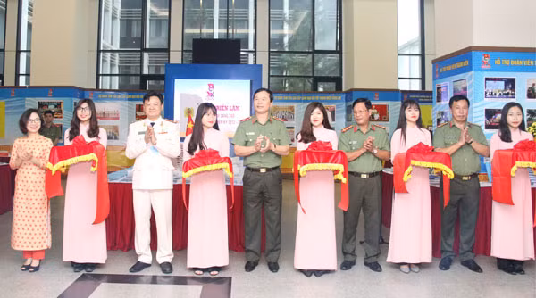 Thiếu tướng Bùi Minh Giám, Phó Tổng cục trưởng Tổng cục Chính trị CAND cùng các đại biểu cắt băng khánh thành Triển lãm ảnh và Festival “Sáng tạo trẻ”.