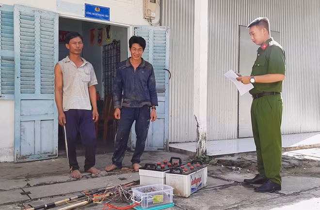 Công an xã Phong Tân, thị xã Giá Rai (Bạc Liêu), lập biên bản hai đối tượng dùng xung điện đánh bắt thủy sản trái phép.