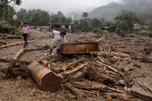 Khung cảnh tan hoang vì lở đất. Ảnh: AP. Khung cảnh tan hoang vì lở đất. Ảnh: AP.