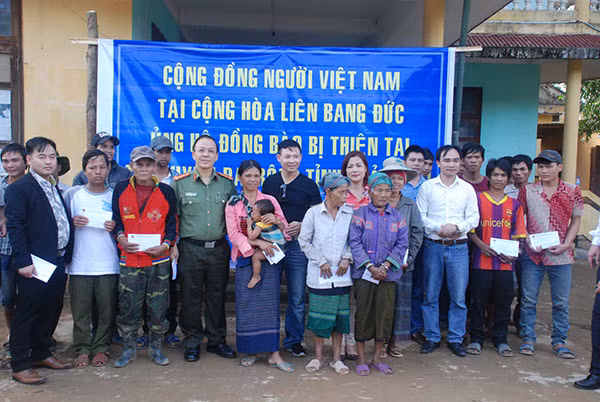 Đại diện Cộng đồng người Việt tại CHLB Đức và Báo CAND trao 95 suất quà, mỗi suất trị giá 1 triệu đồng tới đồng bào vùng lũ Ba Nang (huyện Đa Krông)