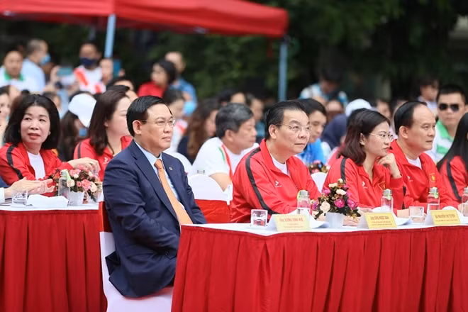 Sáng 21/11, tại khu vực tượng đài Lý Thái Tổ bên hồ Hoàn Kiếm (Hà Nội) đã diễn ra buổi lễ "Khởi động cùng SEA Games 31". Các lãnh đạo thành phố Hà Nội và nhiều bộ ngành tới dự.