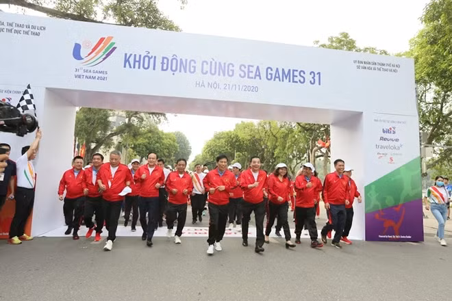 Sau lễ đếm ngược, lãnh đạo các bộ, ban ngành, lãnh đạo Hà Nội cùng 2.000 VĐV chạy 1 vòng quanh hồ Hoàn Kiếm, hưởng ứng buổi lễ.