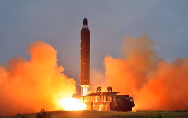 Một quả tên lửa của CHDCND Triều Tiên rời bệ phóng. Ảnh: KCNA