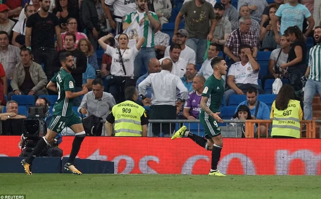 Antonio Sanabria (phải) ăn mừng bàn thắng đánh bại Real. Ảnh: Reuters